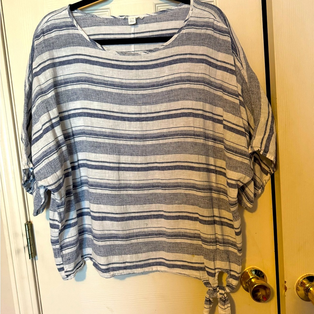 Beachlunchlounge Boxy Round Neck Short Sleeve Top Blue/White striped.